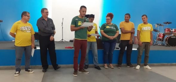 Bruno giving certificates of conclusion to first Christland students in Maceió.